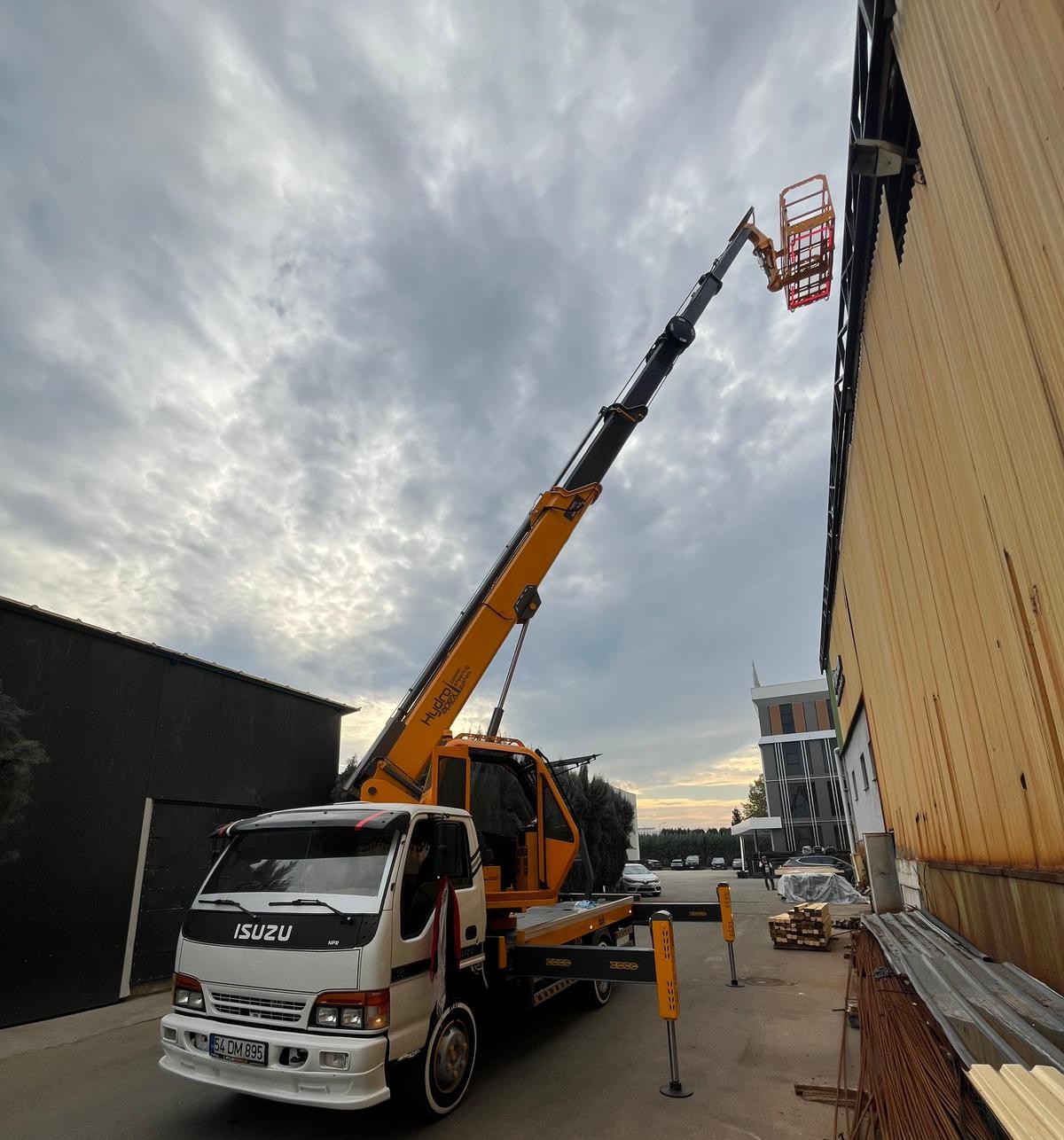 Sepetli platform ile cephe çalışması