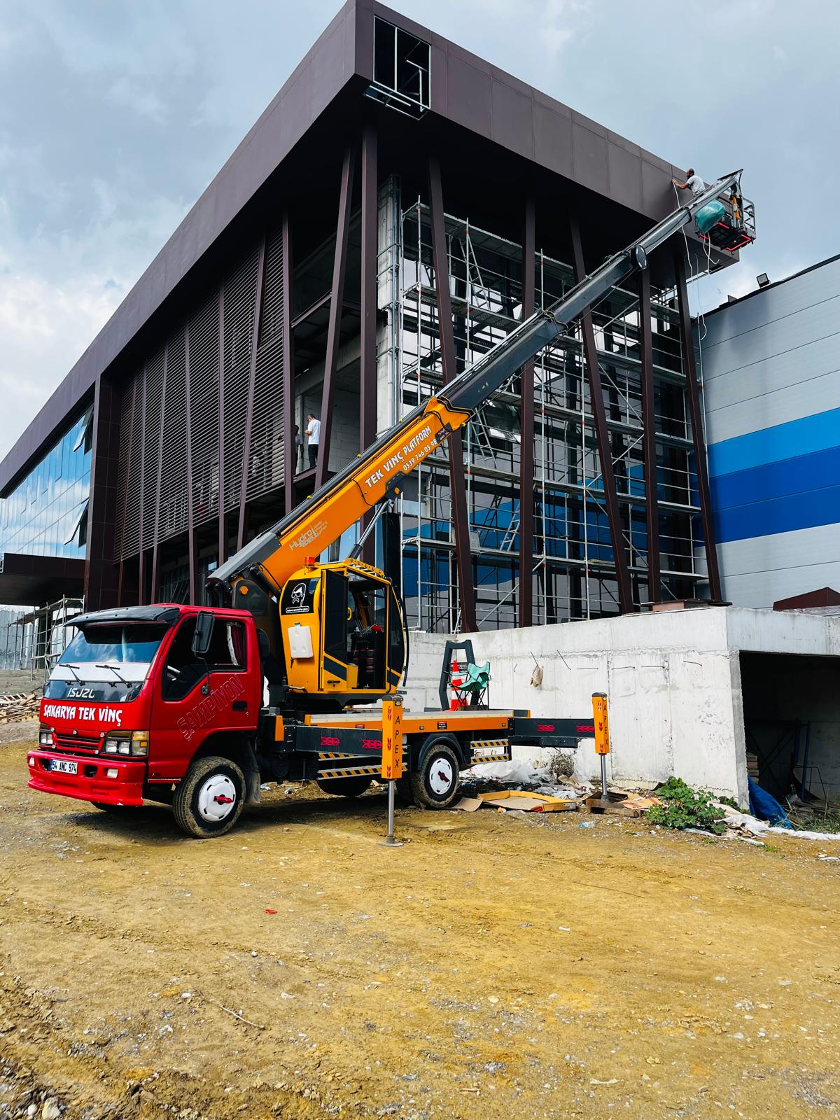 Sepetli platform ile cephe çalışması